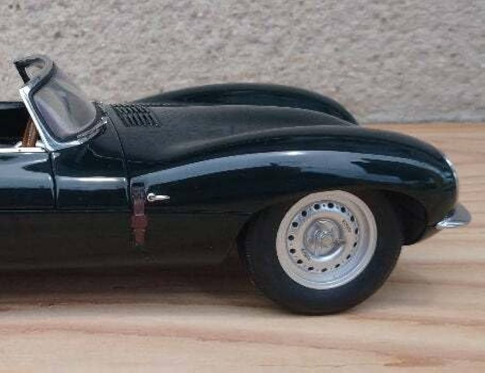 1/18 AUTOart ジャガー XK-SS スティーブ・マックイーン Amazon.co.jp: オートアート 1/18 ジャガー XK SS Autoart 1/18